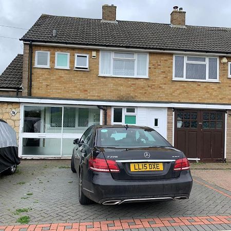 Beaconsfield 4 Bedroom House In Quiet And A Very Pleasant Area, Near London Luton Airport With Free Parking, Fast Wifi, Smart Tv Esterno foto