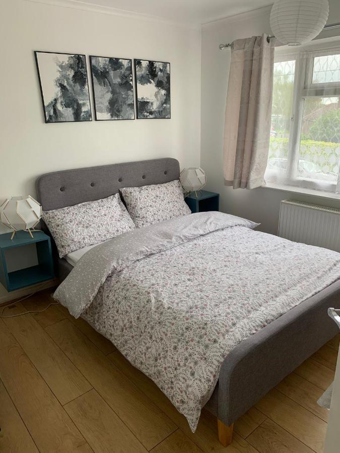 Beaconsfield 4 Bedroom House In Quiet And A Very Pleasant Area, Near London Luton Airport With Free Parking, Fast Wifi, Smart Tv Esterno foto