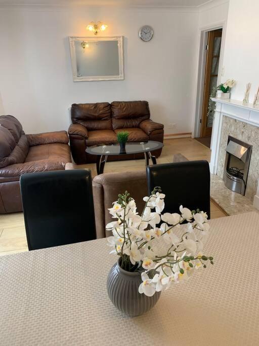 Beaconsfield 4 Bedroom House In Quiet And A Very Pleasant Area, Near London Luton Airport With Free Parking, Fast Wifi, Smart Tv Esterno foto